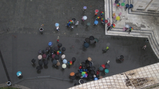 Rain today. Viewing the tourists from the leaning tower of Pisa (la torre pendente).